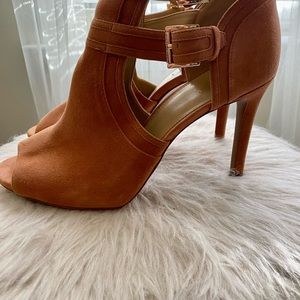 These Michael Kors are so fly. Gently worn size 11 make an offer!